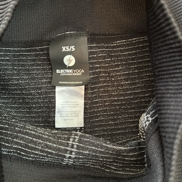 She works out!Love these Black Gray And White leggings by electric Yoga Sz Xs/s👌 - Picture 2 of 3